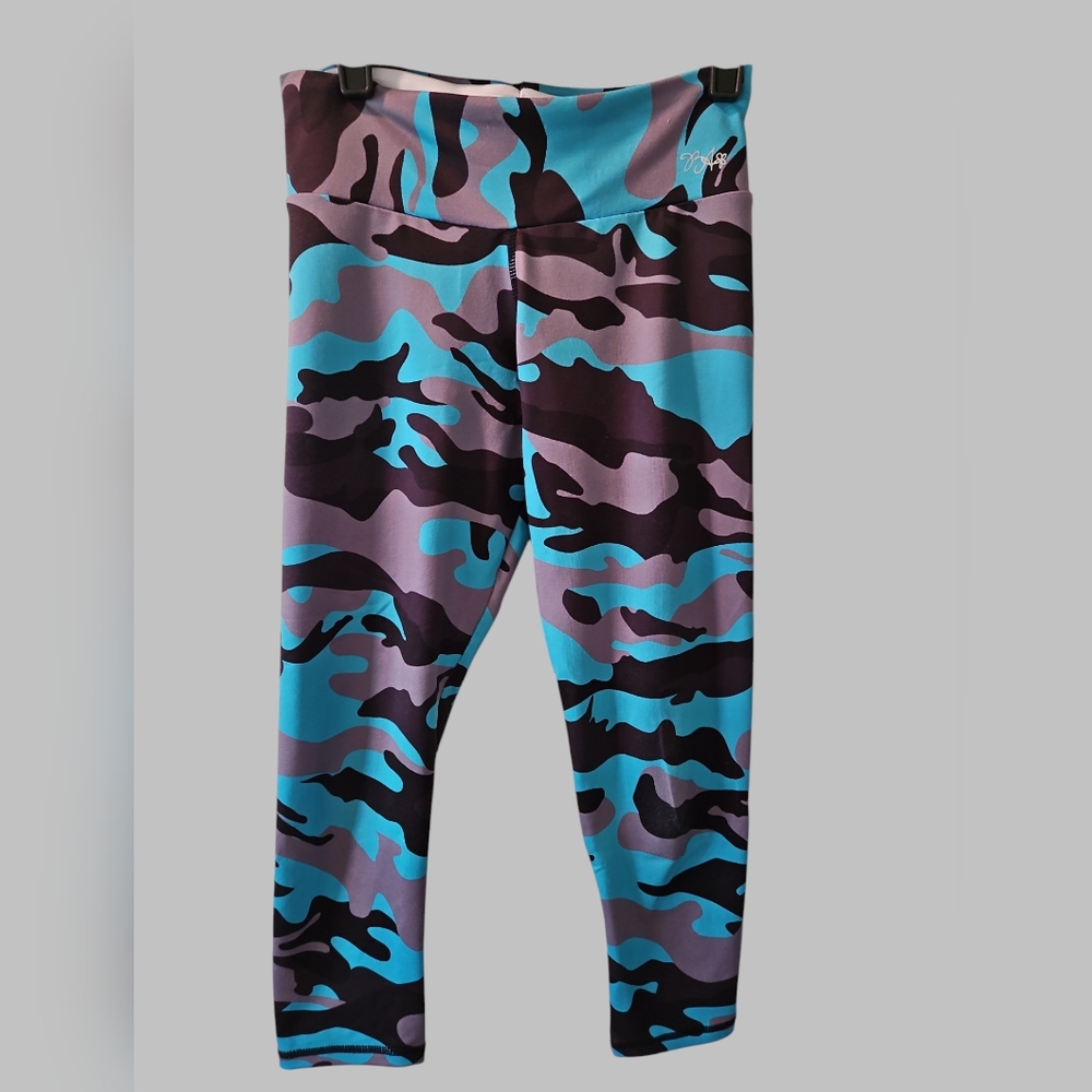 Women's cropped Camouflage Leggings size medium